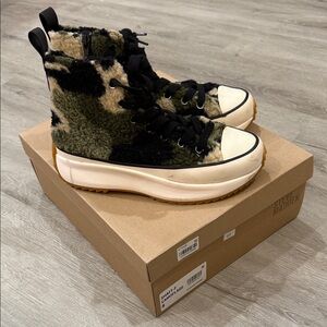 Steve Madden Women's Black and Cream Fuzzy Sneakers